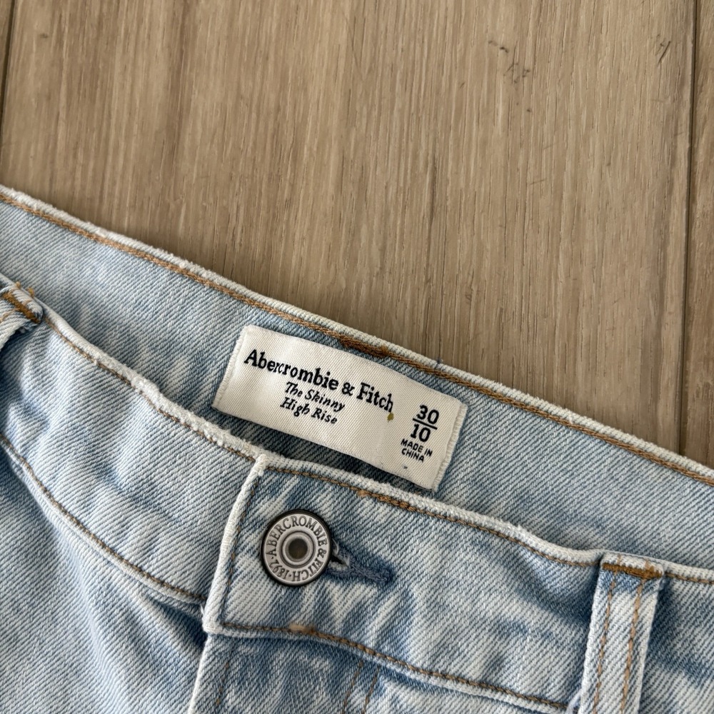 Abercrombie & Fitch The Skinny High Rise Light Wash Jeans Size 30/10 - Picture 4 of 7
